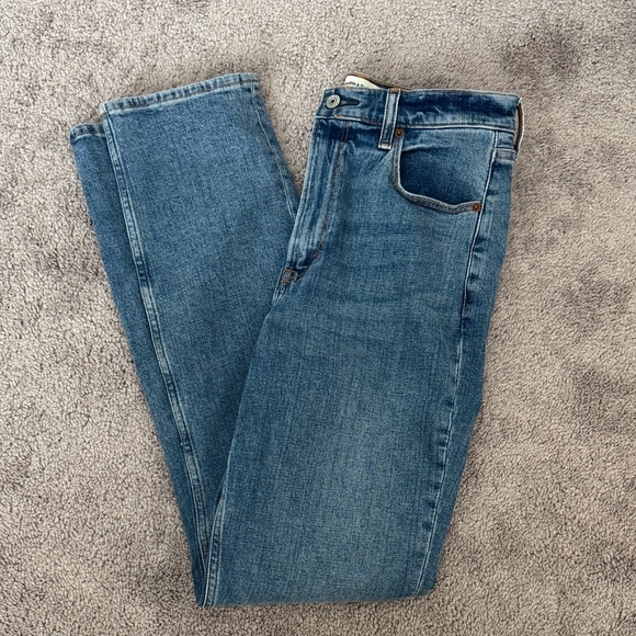 Abercrombie & Fitch Denim - Abercrombie & Fitch Women’s Straight Leg Jeans — Medium Blue Wash